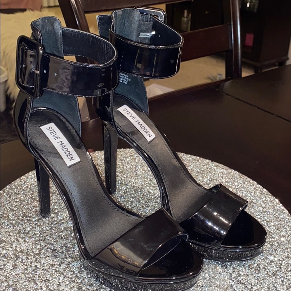 Steve Madden “Circuit” Heeled Sandals